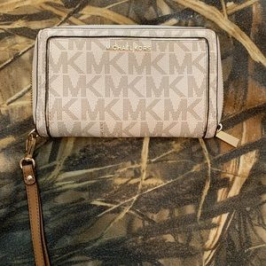 Michael kors wristlet